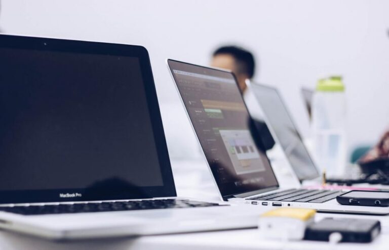 Computer portatile aperto per una lezione online