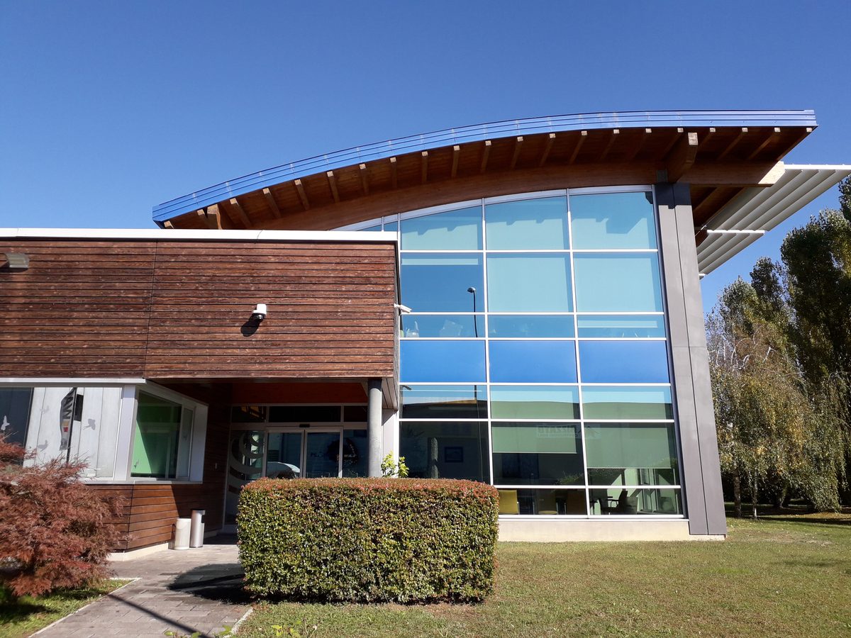 La sede di PlanetForm, edificio in legno e vetro